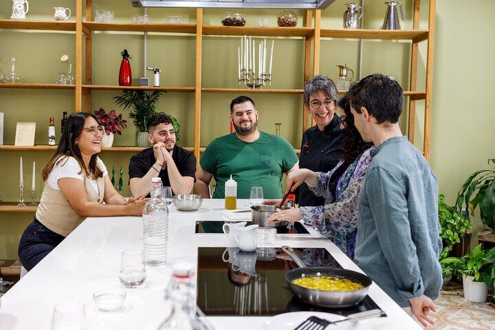 Clase de cocina de tapas por la tarde en un lugar secreto de Madrid