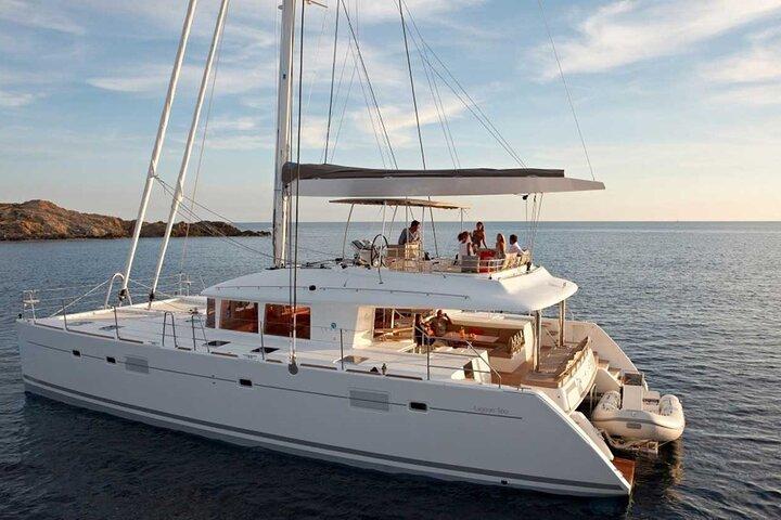 Santorini Catamaran Cruzeiro com Paradas de Natação, Refeição Grega e Sol