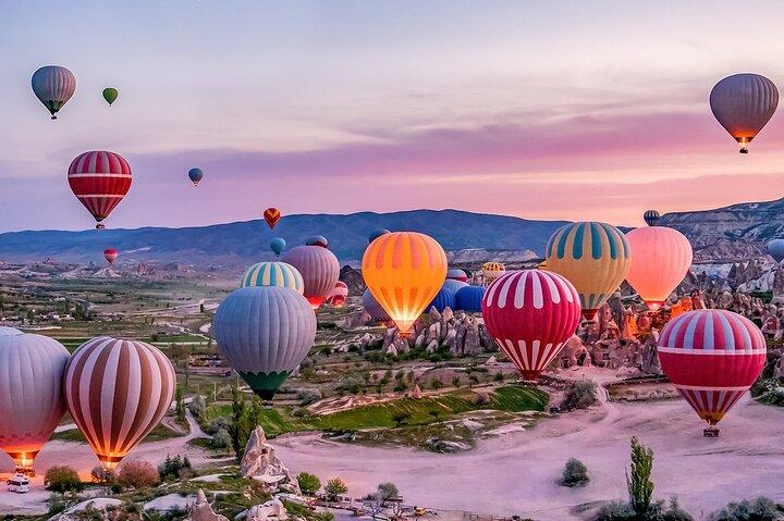 Vol en montgolfière au lever du soleil en Cappadoce avec petit-déjeuner et prise en charge