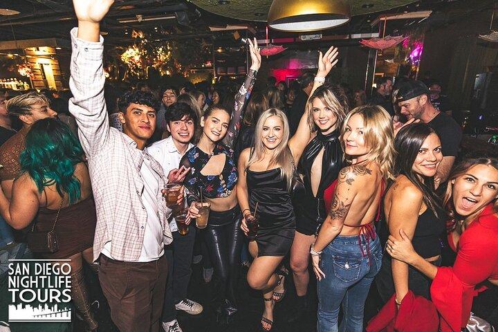 Tour di drink, socializzazione e discoteca