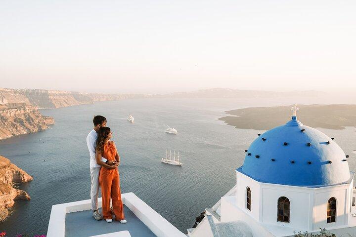 Sesión fotográfica y recorrido por Santorini en lugares únicos con un local