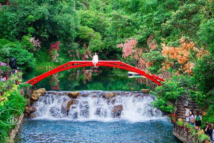 Tour privato del ponte di vetro della gola di Gulong e della grotta del fiume sotterraneo