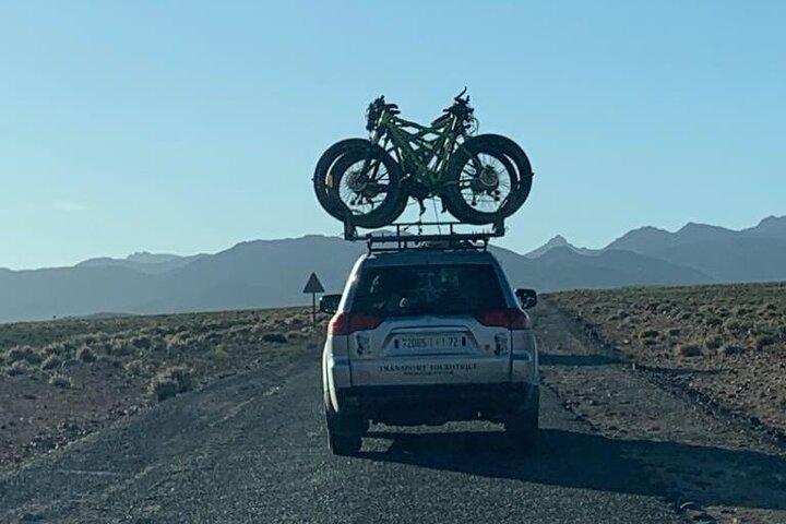 アトラス山脈イムリル渓谷とイムナン渓谷での 2 日間のサイクリング