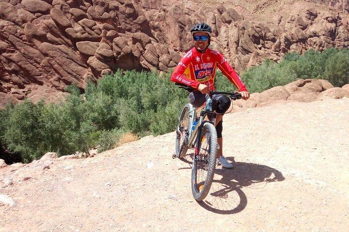 アトラス山脈イムリル渓谷とイムナン渓谷での 2 日間のサイクリング
