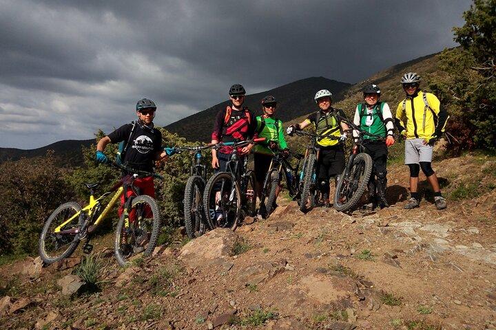 アトラス山脈イムリル渓谷とイムナン渓谷での 2 日間のサイクリング