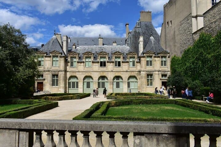 Paris Medieval Heart: Walking Tour in Ancient Marais