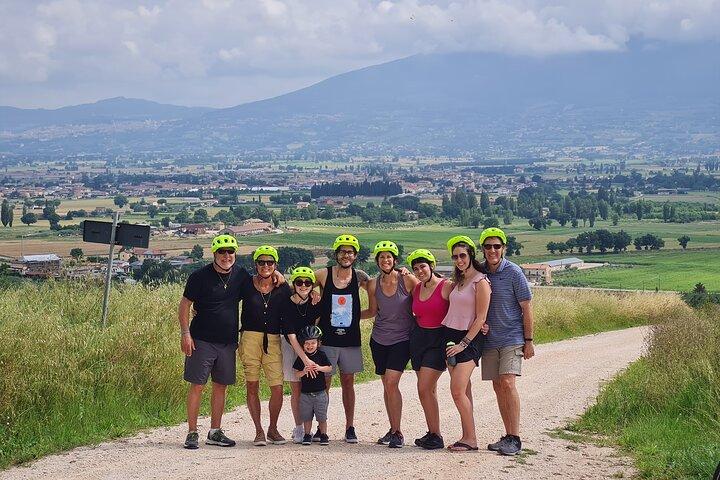 Tour in e-bike vicino Assisi con degustazione di vini e pranzo in cantina