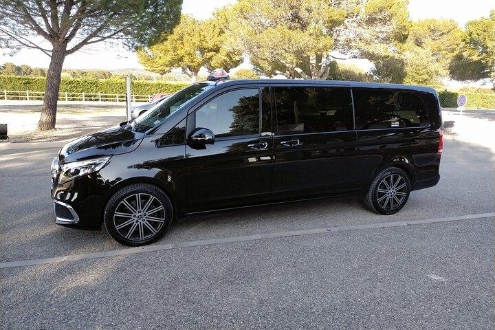 Transfert privé à l'arrivée : de l'aéroport international Marseille Provence à Marseille en limousine de luxe
