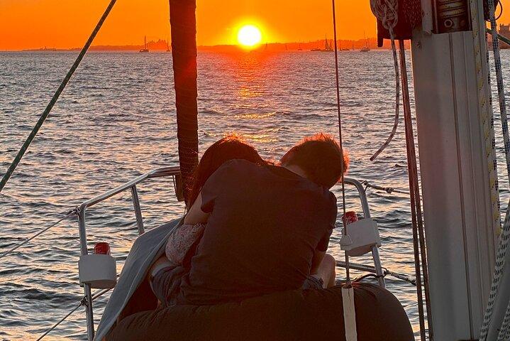 Excursion privée en voilier au coucher du soleil à Lisbonne