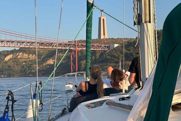 Excursion privée en voilier au coucher du soleil à Lisbonne
