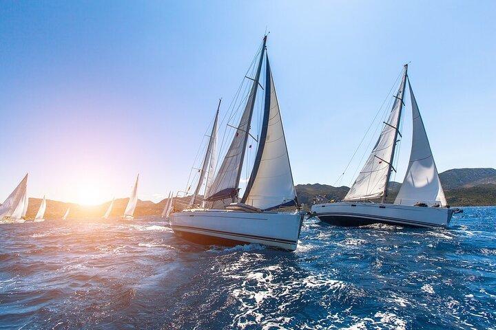 Barcellona: Tour in barca a vela con tapas, bevande, nuoto e opzione tramonto
