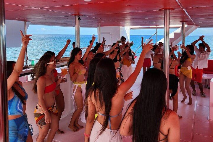 Crucero al atardecer en Boracay con DJ de fiesta y comidas y bebidas ilimitadas