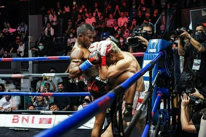 Bilhetes para o jogo de boxe Muay Thai no Estádio Rajadamnern em Banguecoque