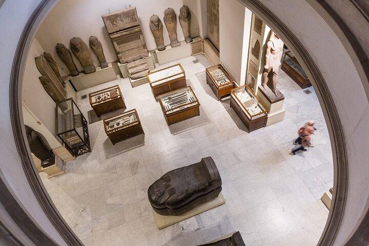 アレクサンドリア港発ギザのピラミッドとエジプト博物館ツアー