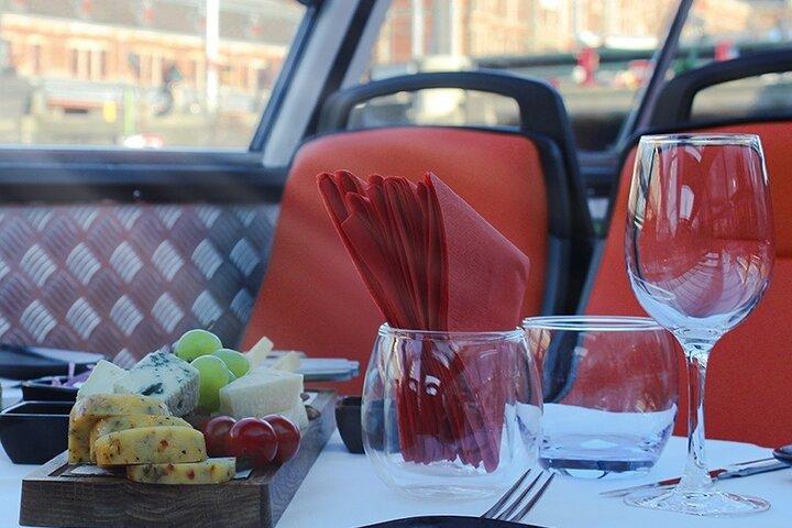 Crociera serale guidata con vino e formaggio di Amsterdam