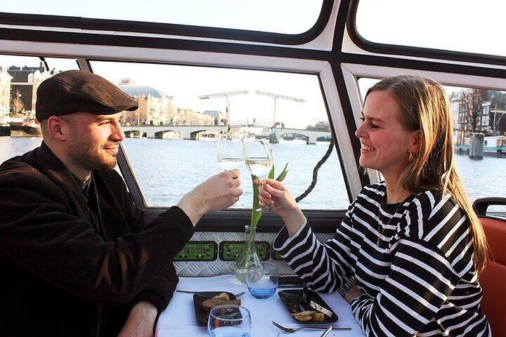 Crociera serale guidata con vino e formaggio di Amsterdam