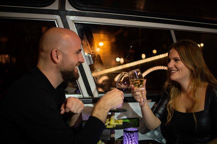 Crociera serale guidata con vino e formaggio di Amsterdam