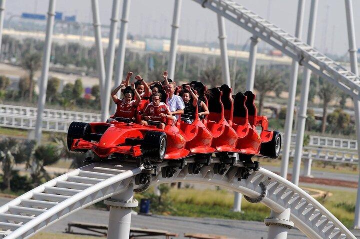 Ferrari World avec accès coupe-file, chèque-repas et transfert