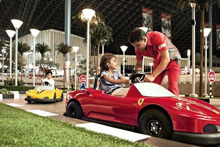 Ferrari World avec accès coupe-file, chèque-repas et transfert