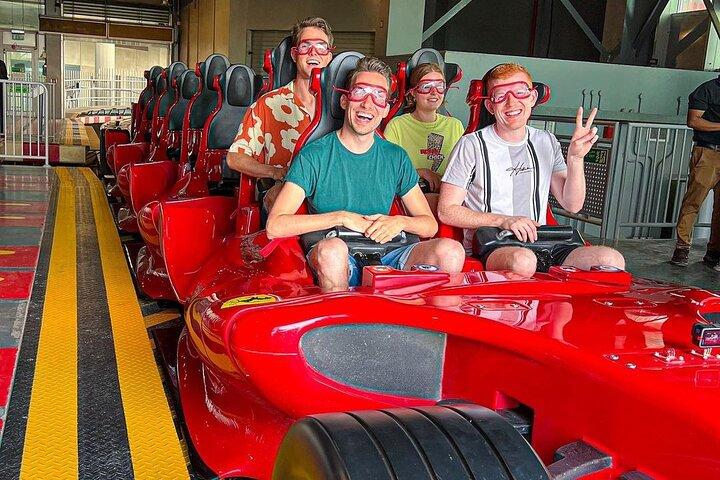 Ferrari World avec accès coupe-file, chèque-repas et transfert