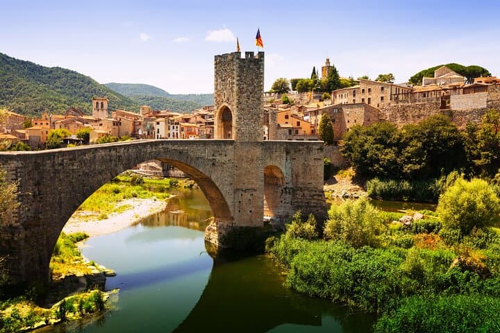 Private Dali Museum, Besalú & Girona Tour from Barcelona