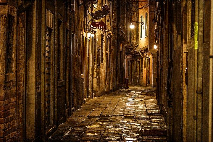 Visita guiada a pie a los senderos encantados de Venecia + Ebook