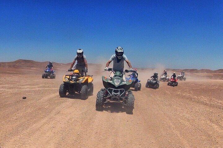 Quad nel deserto roccioso di Agafay