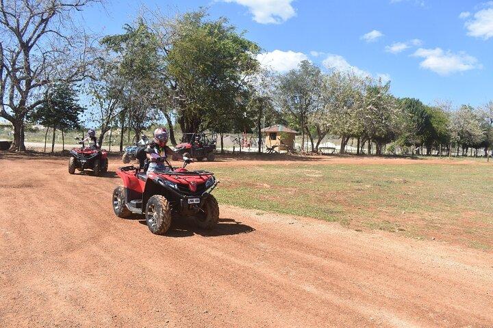 ATVサファリとカタマランクルーズ体験