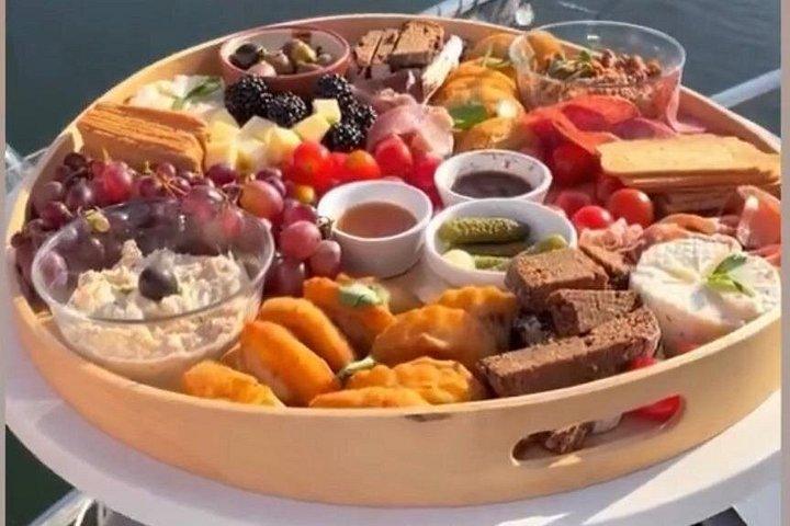 ポルト：ワインと軽食付きのプライベートヨットクルーズ（サンセットまたは日中）