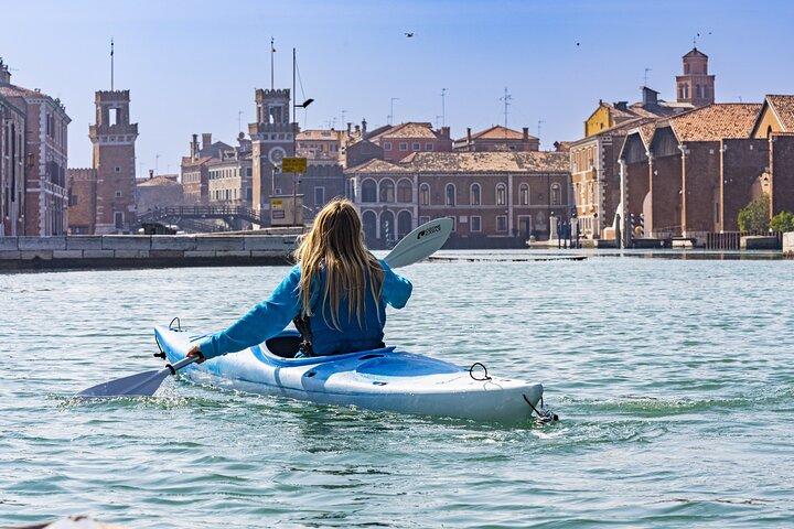 Recorrido en kayak para principiantes por Venecia: tren y visita al Arsenal medieval