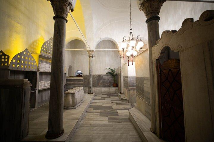 イスタンブール旧市街：オスマン時代のハマム発泡マッサージ体験