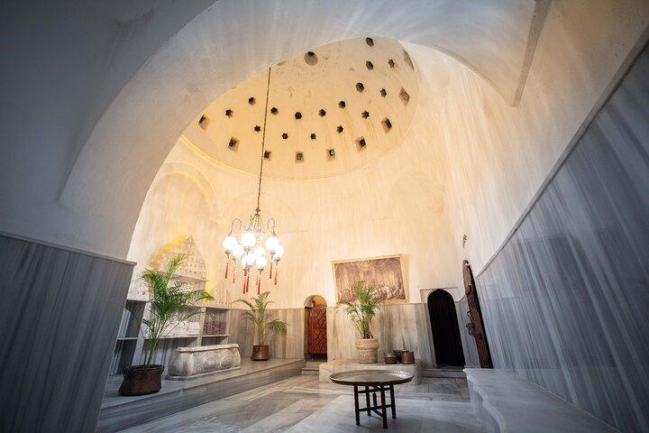 イスタンブール旧市街：オスマン時代のハマム発泡マッサージ体験