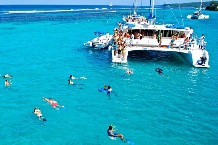 Tour de catamarã e snorkel em Montego Bay