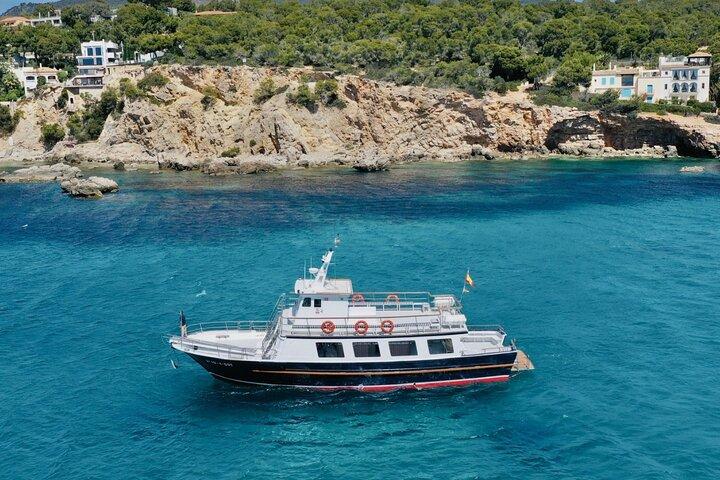 Bådtur i Palma-bugten om morgenen med mad