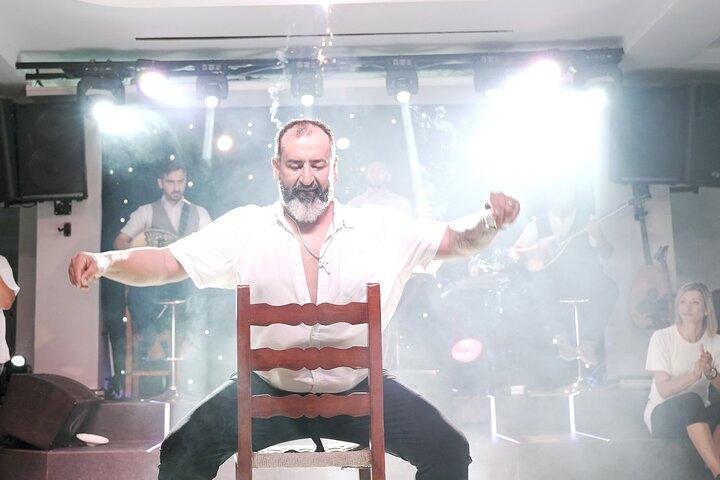 サントリーニ島の伝統的なギリシャの夜のライブ音楽＆ディナーショー