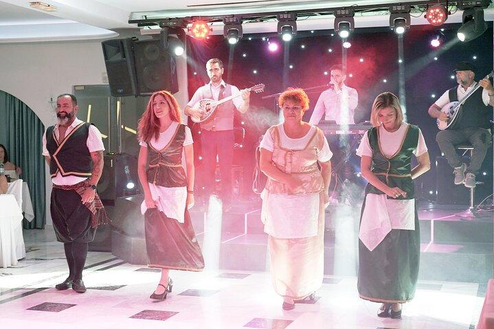 サントリーニ島の伝統的なギリシャの夜のライブ音楽＆ディナーショー