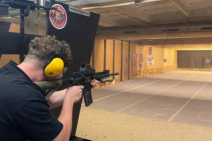 クラクフでの2時間の射撃場体験（ホテルへのお迎え付き）
