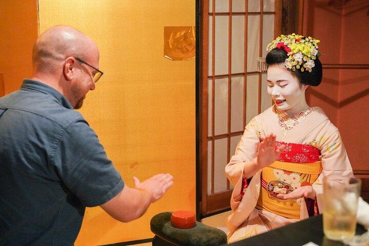 舞妓さんとの伝統的な京料理レストランツアーでのディナー