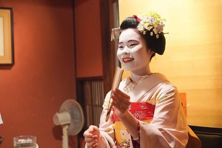 Cena con Maiko in un tradizionale tour del ristorante in stile Kyoto