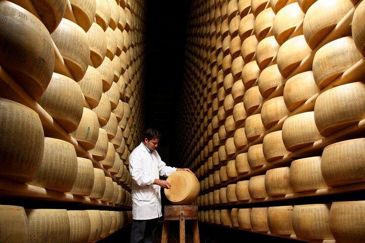 Tour Grupal Casa Museo Ferrari y Fábrica de Queso Parmesano