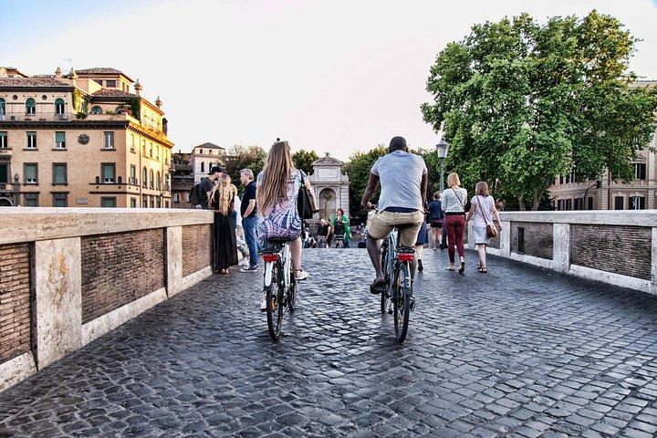 ローマEバイクツアー： Hidden Gems & Food