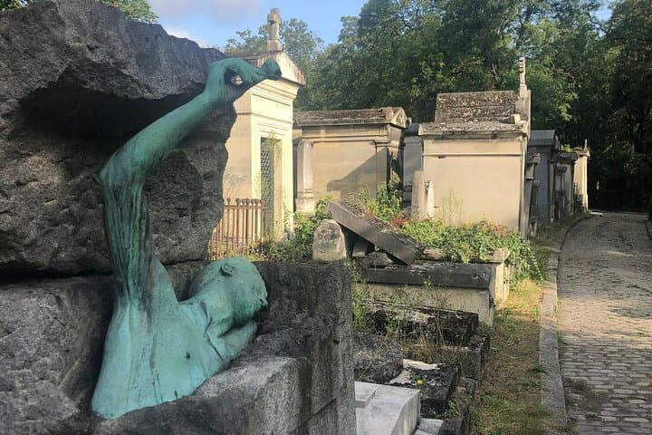 2.5 Hour Walking Tour of Père Lachaise Cemetery from Paris