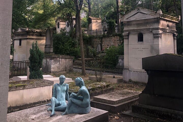 2.5 Hour Walking Tour of Père Lachaise Cemetery from Paris