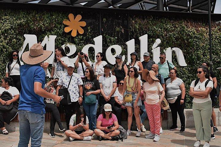 Byrundtur + Kommune 13 Medellin