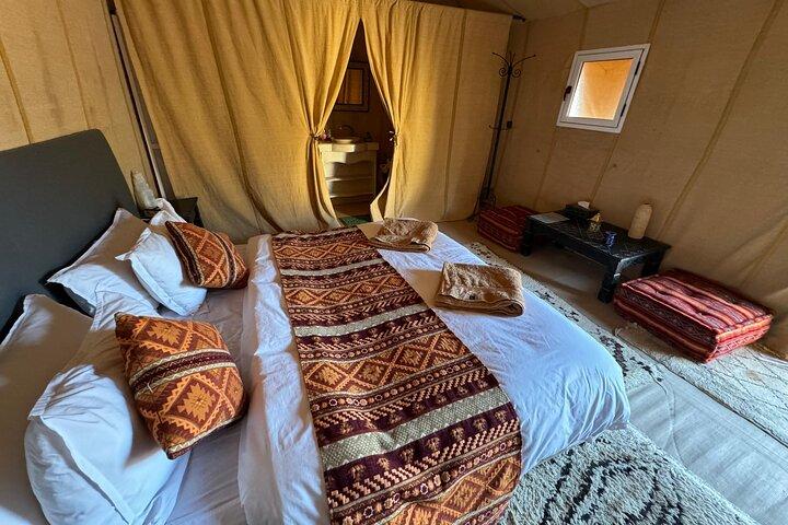 メルズーガ砂丘での豪華な砂漠キャンプと夜のラクダ乗り