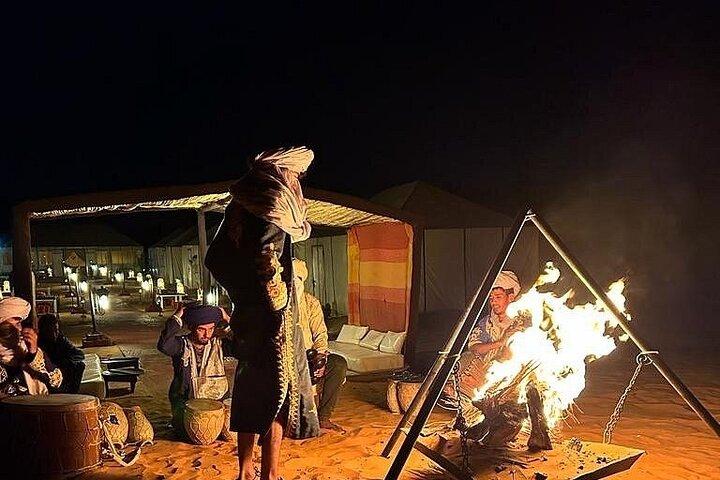 メルズーガ砂丘での豪華な砂漠キャンプと夜のラクダ乗り