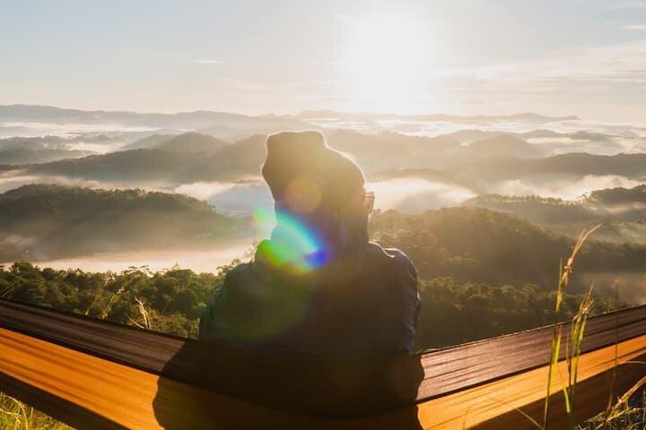 Chasing the sunrise above misty valley - Breakfast included
