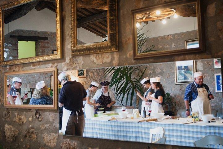 Clase de cocina de 4 horas en una granja toscana cerca de Siena