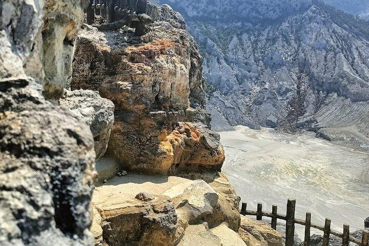 ジャカルタからの火山と熱い石の泡のドマス クレーター ランチ