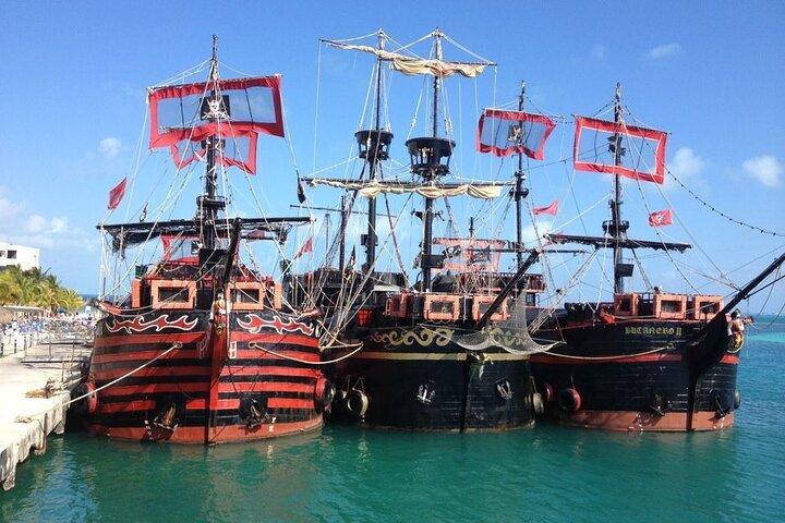 Be amazed with PIRATE SHOW in Cancun, includes Dinner & Open Bar